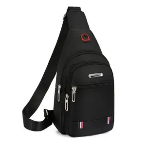 Schwarze Brusttasche mit mehreren Reißverschlüssen und rotem Emblem, Schrägansicht auf weißem Hintergrund