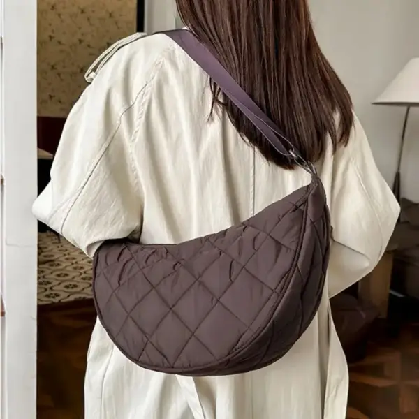 Braune Schultertasche Damen gesteppt in Halbmondform