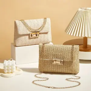 Zwei geflochtene Strohtaschen in Creme und Beige mit goldener Kette