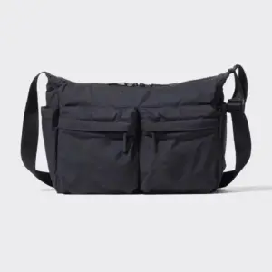 Dunkelblaue Umhängetasche aus Nylon mit zwei großen Vordertaschen und breitem Träger