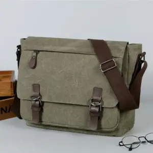 Olivgrüne Messenger-Tasche aus Canvas mit Lederschnallen und braunem Schultergurt