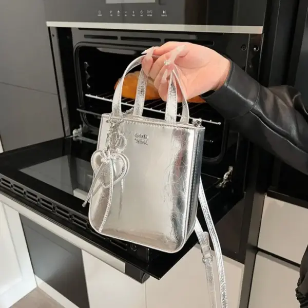 Umhängetasche Herren weiß als Mini-Tote mit Henkeln und Gurt