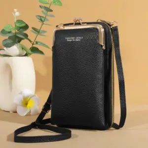 Schwarze Handytasche mit Metallbügelverschluss und langem Riemen vor beigem Hintergrund