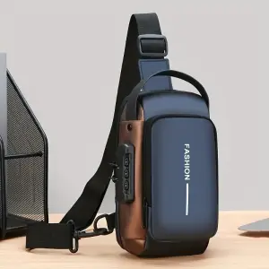 Dunkelblaue Brusttasche mit braunen Seiten und Zahlenschloss, auf einem Schreibtisch