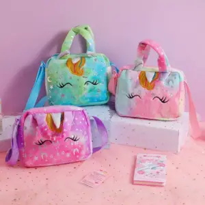 Drei flauschige Einhorn-Umhängetaschen in Grün, Rosa und Lila auf einem rosa Untergrund