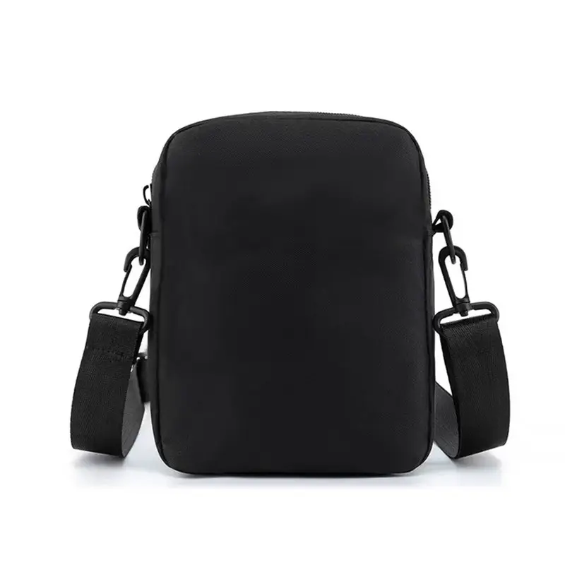 Kleine schwarze Umhängetasche aus Nylon mit zwei Trägern, Rückseite, freigestellt