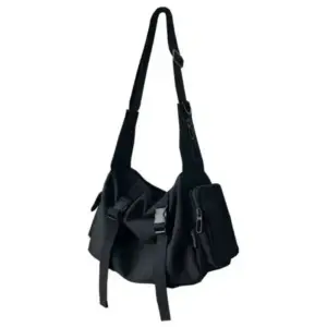 Schwarze Schultertasche aus Stoff mit zwei Seitentaschen und Schnallen vor weißem Hintergrund