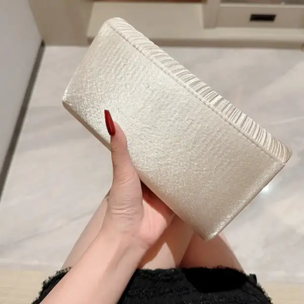 Umhängetasche Damen Kunstleder als Clutch mit Plissee und Kette – Bild 2