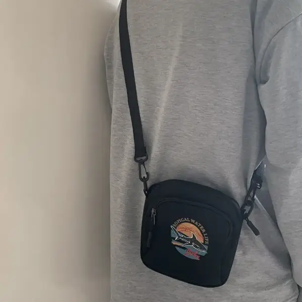 Kleine Umhängetasche aus Canvas mit Haifisch-Motiv