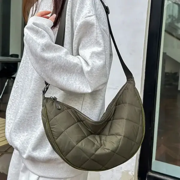Braune Schultertasche Damen gesteppt in Halbmondform – Bild 3