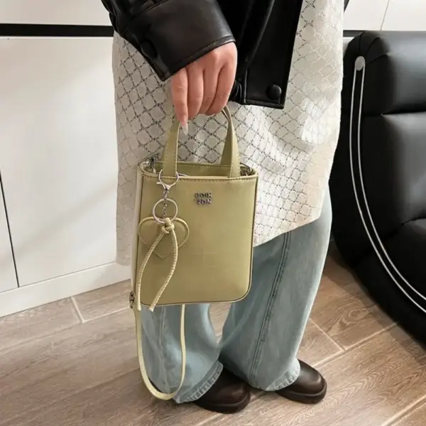 Umhängetasche Herren weiß als Mini-Tote mit Henkeln und Gurt – Bild 3