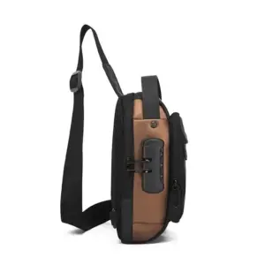 Schwarz-braune Sling-Bag mit Zahlenschloss am Reißverschluss, Seitenansicht auf weißem Hintergrund