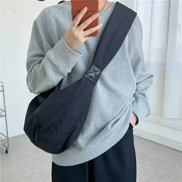 Nylon Schultertasche in Halbmondform mit breitem Tragegurt