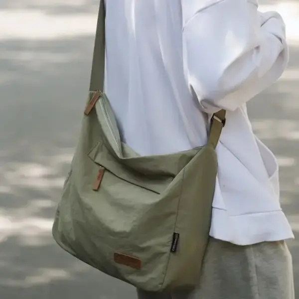 Große Umhängetasche in Schwarz aus Nylon im Hobo-Stil – Bild 4