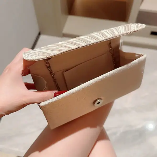 Umhängetasche Damen Kunstleder als Clutch mit Plissee und Kette – Bild 3