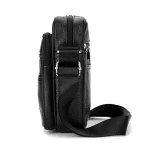 Schwarze Ledertasche in Seitenansicht mit Reißverschluss und breitem schwarzem Umhängegurt