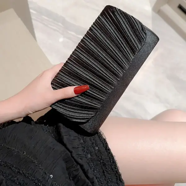 Umhängetasche Damen Kunstleder als Clutch mit Plissee und Kette – Bild 4