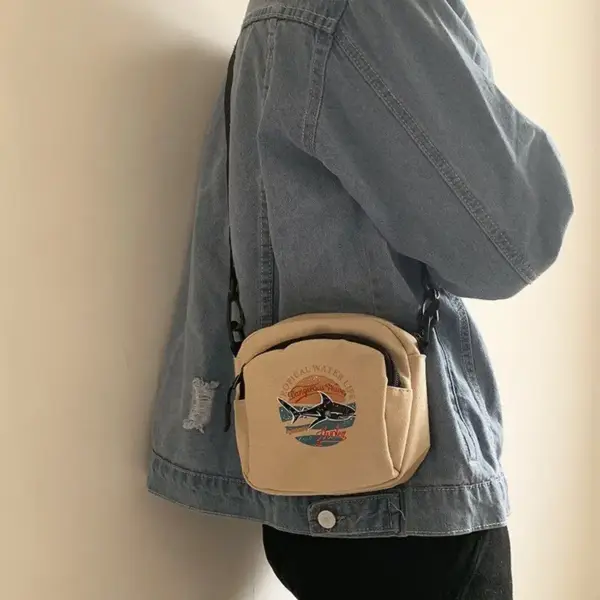 Kleine Umhängetasche aus Canvas mit Haifisch-Motiv – Bild 2