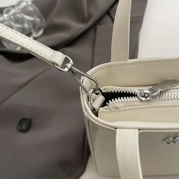 Umhängetasche Herren weiß als Mini-Tote mit Henkeln und Gurt – Bild 5