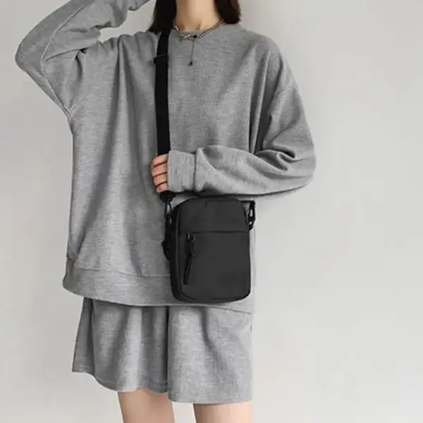 Kleine Schultertasche aus Nylon mit Umhängegurt, Schwarz – Bild 2