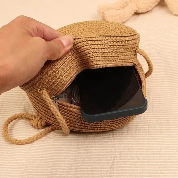 Kleine Basttasche zum Umhängen in runder Form mit Reißverschluss – Bild 3