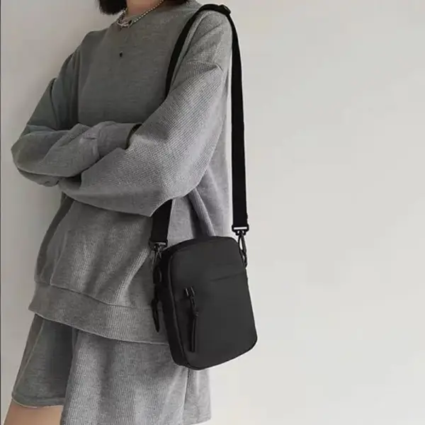 Kleine Schultertasche aus Nylon mit Umhängegurt, Schwarz – Bild 3